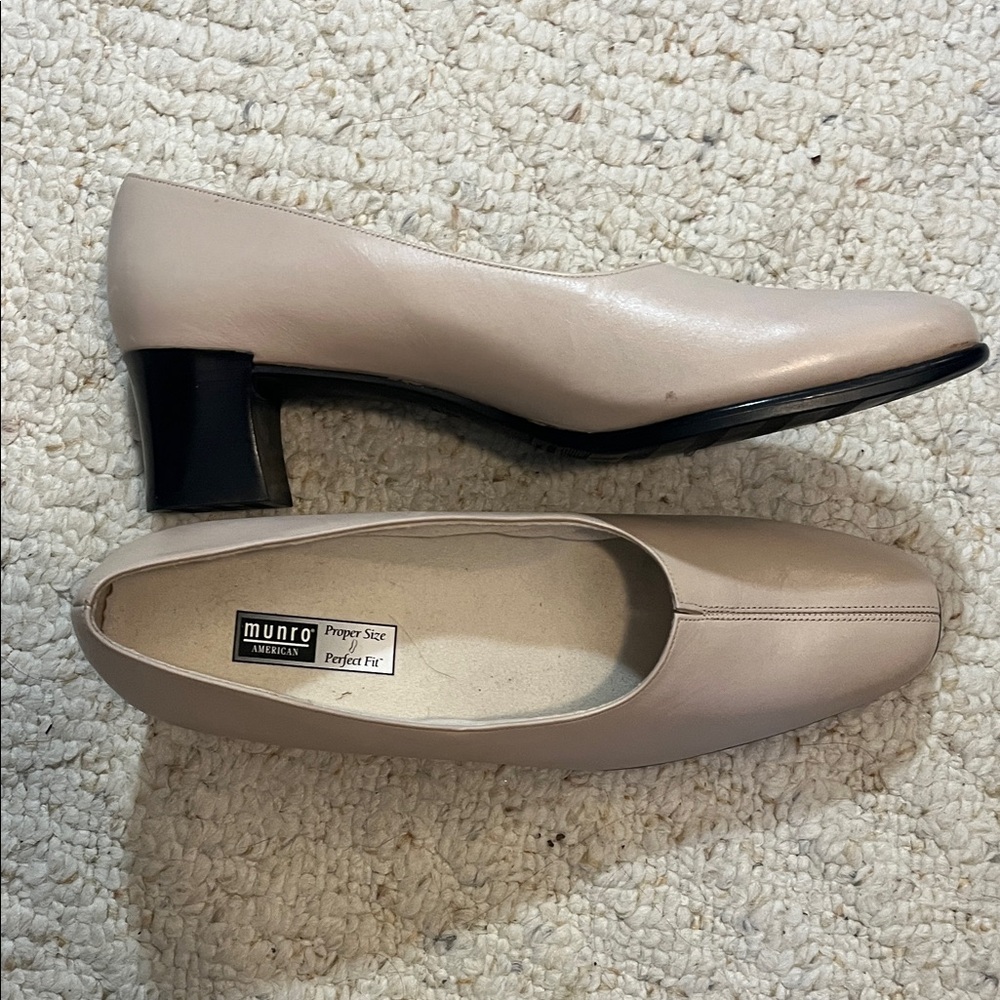 Munro Women's Beige and Black Heels